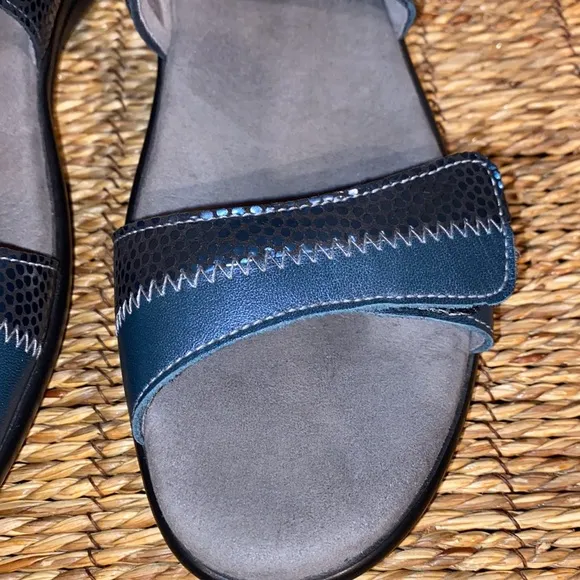 Nudu Navy SAS Leather Women’s Sandal Size 8.5 Narrow