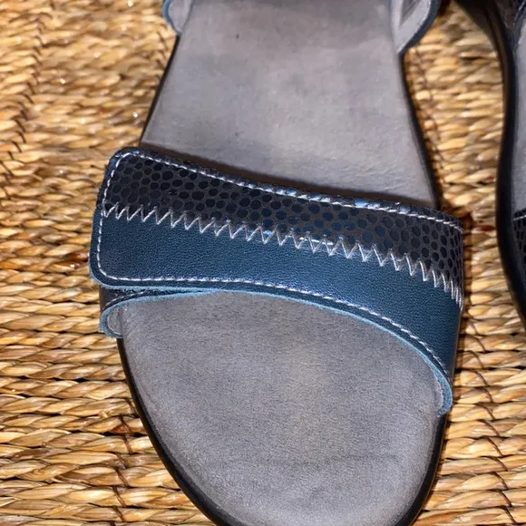 Nudu Navy SAS Leather Women’s Sandal Size 8.5 Narrow