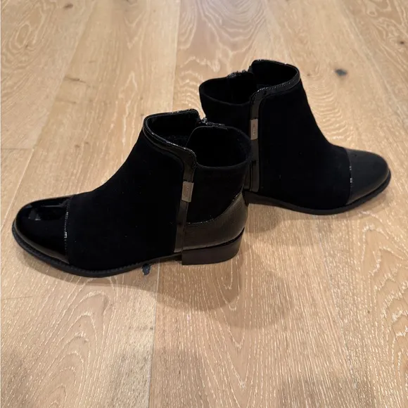 NWOB Valdini Mick Black Waterproof Patent Leather Cap Toe Ankle Boots, Size 7.5.