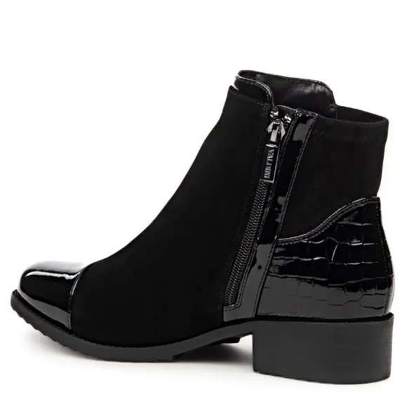 NWOB Valdini Mick Black Waterproof Patent Leather Cap Toe Ankle Boots, Size 7.5.