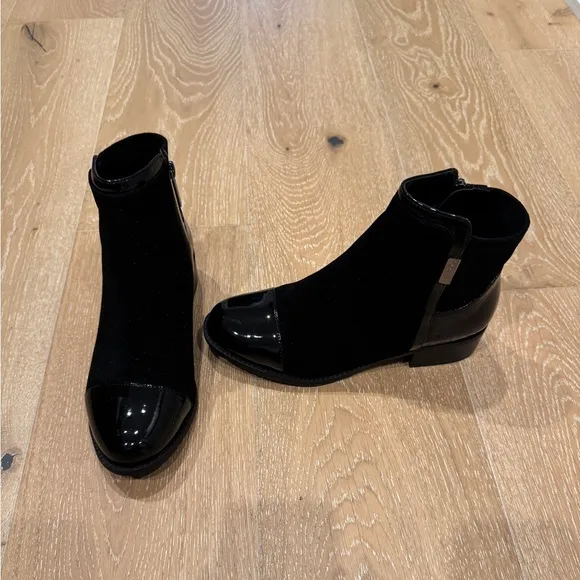 NWOB Valdini Mick Black Waterproof Patent Leather Cap Toe Ankle Boots, Size 7.5.