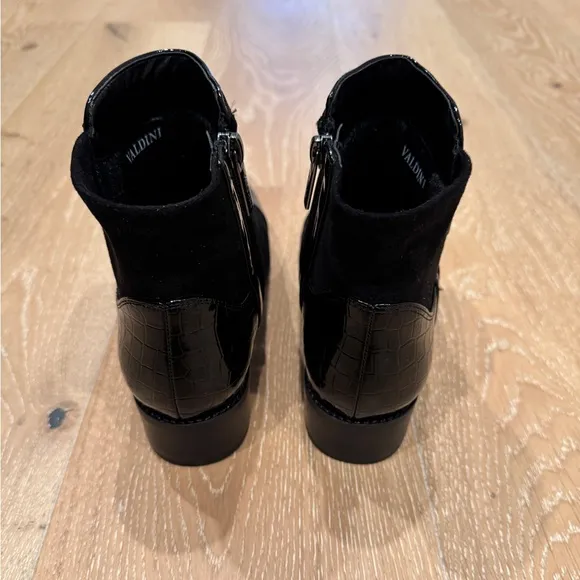 NWOB Valdini Mick Black Waterproof Patent Leather Cap Toe Ankle Boots, Size 7.5.