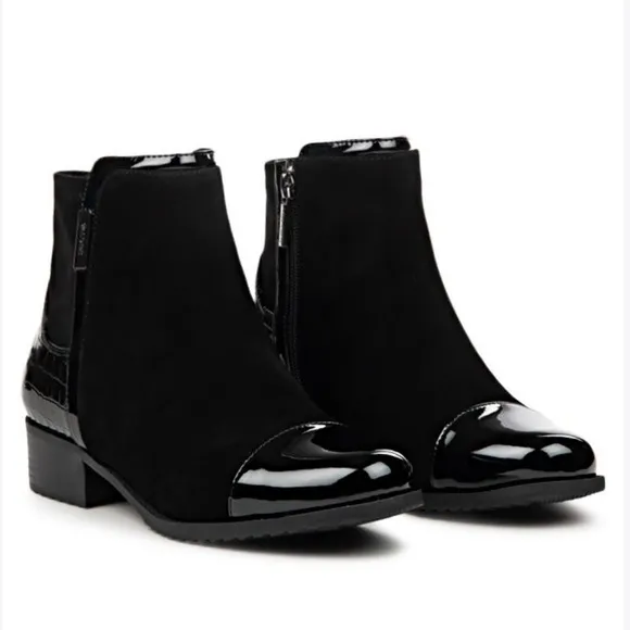 NWOB Valdini Mick Black Waterproof Patent Leather Cap Toe Ankle Boots, Size 7.5.