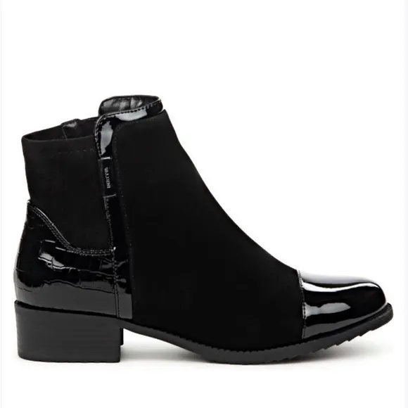 NWOB Valdini Mick Black Waterproof Patent Leather Cap Toe Ankle Boots, Size 7.5.