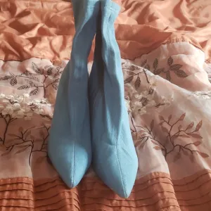 NWOT Beautiful Denim Stretch Boots by Cape Robbin