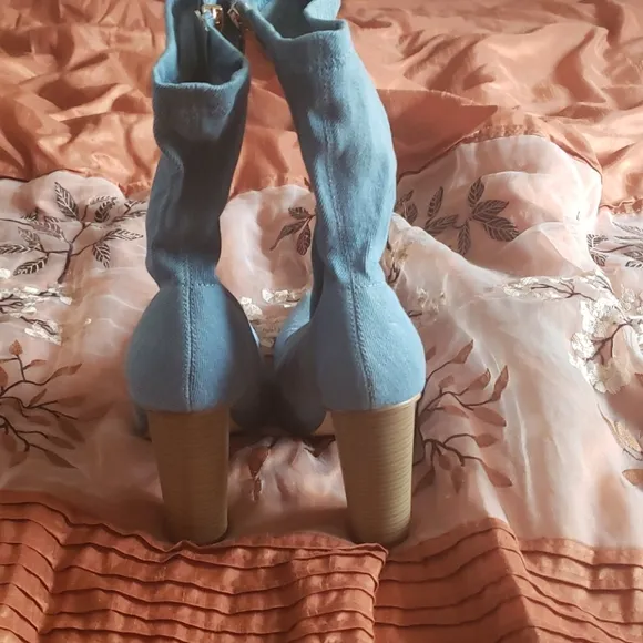 NWOT Beautiful Denim Stretch Boots by Cape Robbin