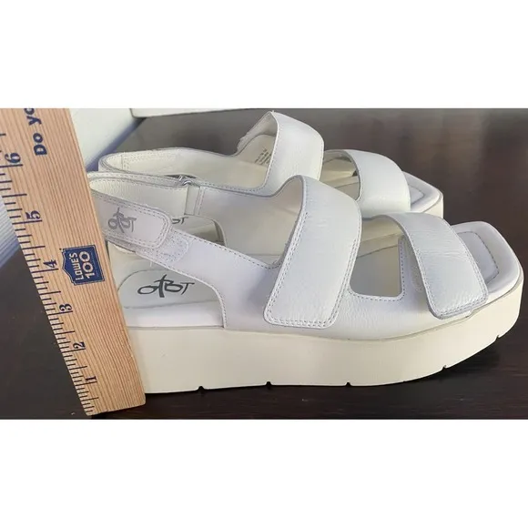 NWOT! OTBT White &quot;Assimilate&quot; Platform Wedge Sandal Size 10 Off the Beaten Track