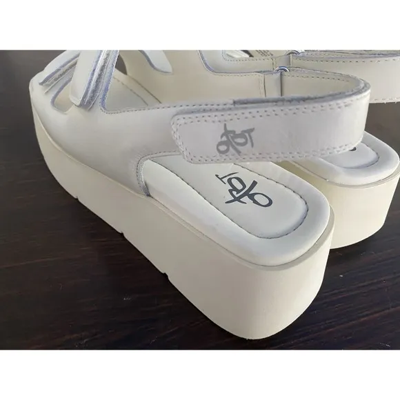NWOT! OTBT White &quot;Assimilate&quot; Platform Wedge Sandal Size 10 Off the Beaten Track