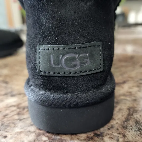 NWOT UGG Bailey Bow ll sz7