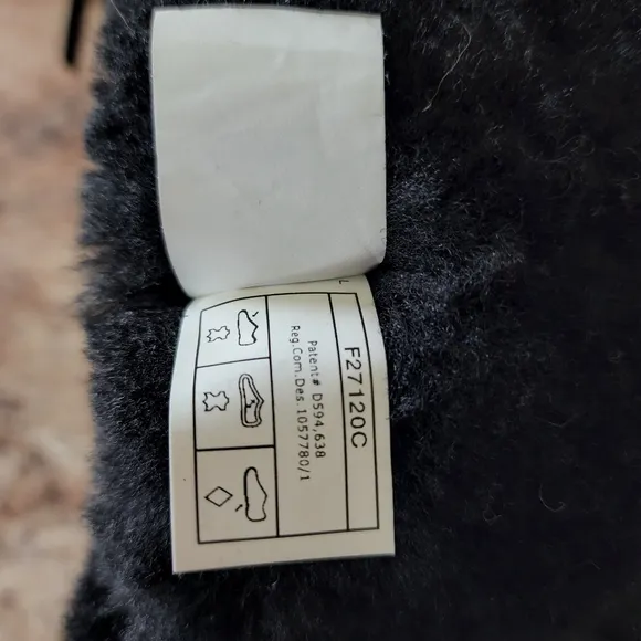 NWOT UGG Bailey Bow ll sz7
