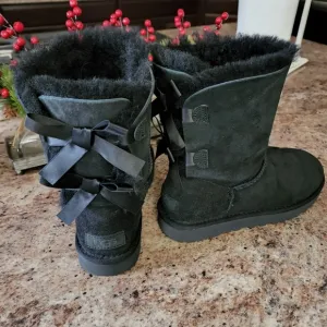 NWOT UGG Bailey Bow ll sz7