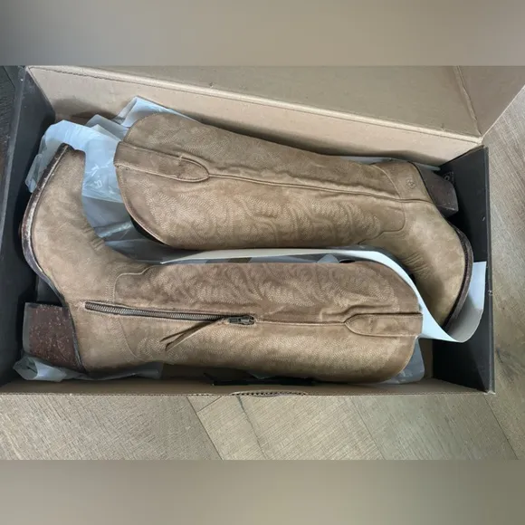 NWT Ariat Laramie Stretchfit Distressed Suede Boots