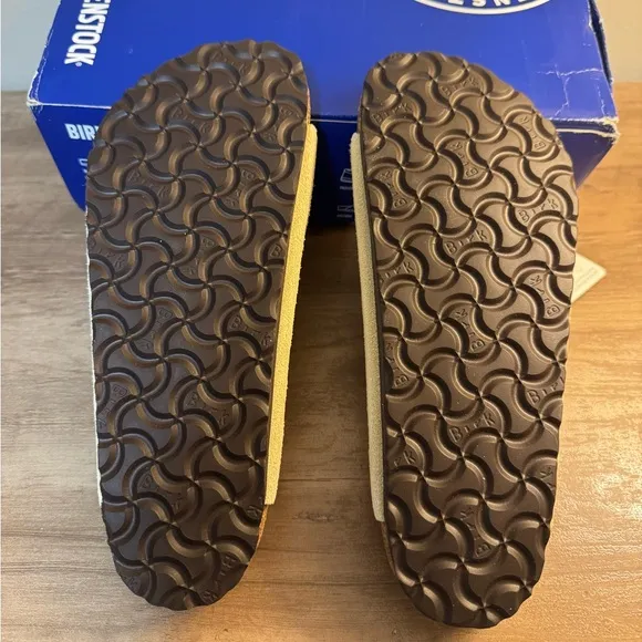 NWT Arizona Birkenstock Sandals with Soft Footbed in Almond