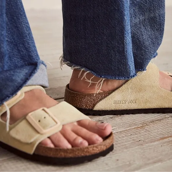 NWT Arizona Birkenstock Sandals with Soft Footbed in Almond