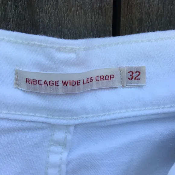 NWT Levi’s Ribcage Wide Leg Crop Jean White 32