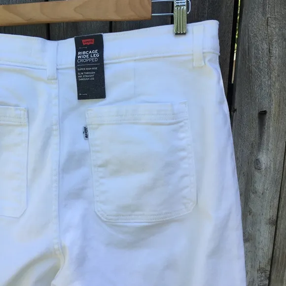 NWT Levi’s Ribcage Wide Leg Crop Jean White 32