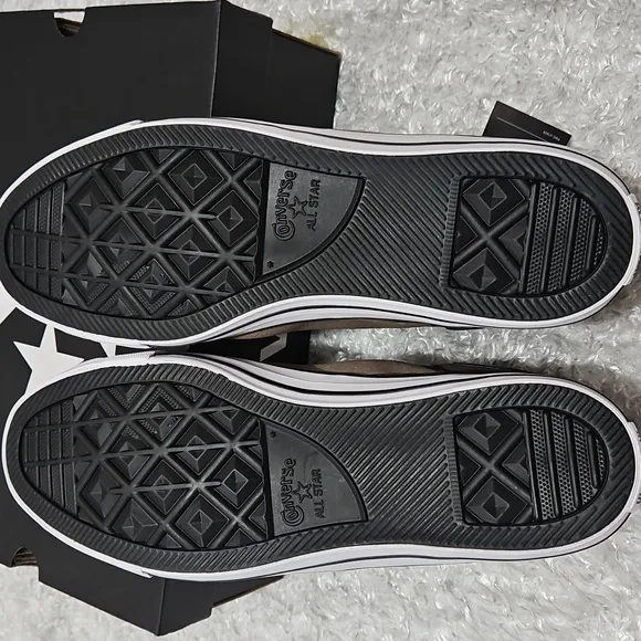 NWT Men's Converse Sneakers