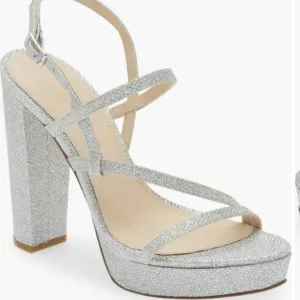 NWT Pelle Moda Women's 10M Patsi Silver Platform Sandals