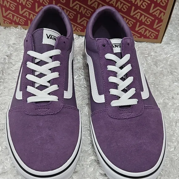 NWT Vans Suede Sneakers