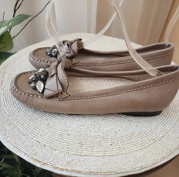 NWT.Elegant Brown Loafers with Gemstone Embellishments Size.6