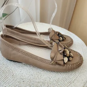 NWT.Elegant Brown Loafers with Gemstone Embellishments Size.6
