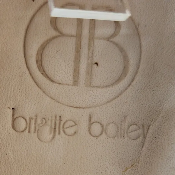 NWT.Elegant Brown Loafers with Gemstone Embellishments Size.6
