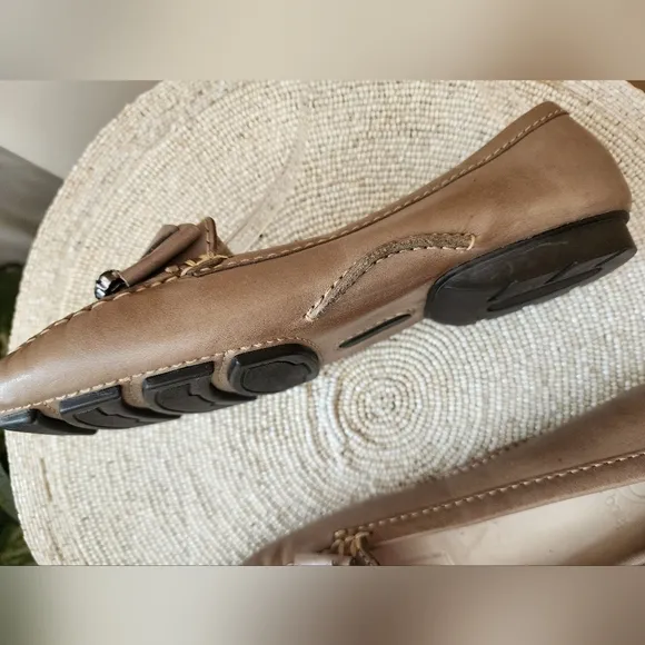 NWT.Elegant Brown Loafers with Gemstone Embellishments Size.6