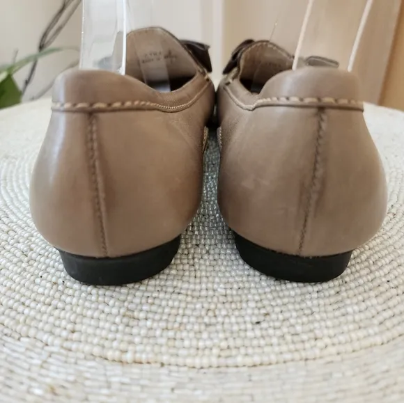 NWT.Elegant Brown Loafers with Gemstone Embellishments Size.6