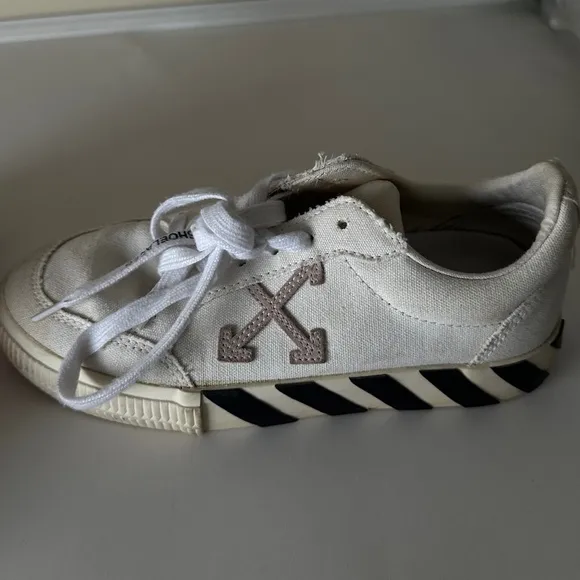 Off-White Women's White and Pink Sneakers EU 37