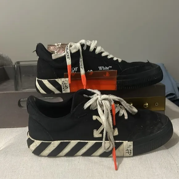 Offwhite low vulcanized canvas sneakers in black