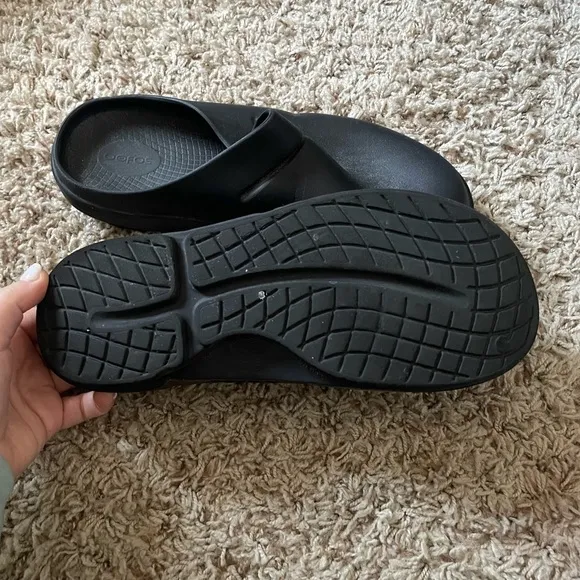 OOFOS Black Slip-On Loafers with Streamlined Design