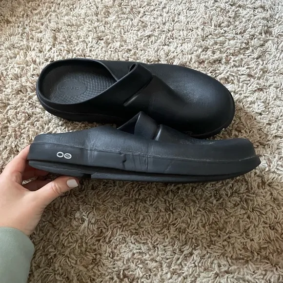 OOFOS Black Slip-On Loafers with Streamlined Design