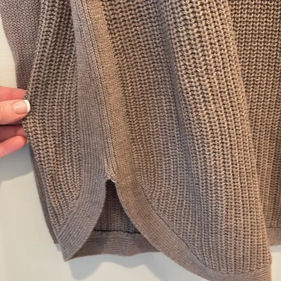 RD Style - Josslyn V Neck Sweater (from stitch fix).  Size XL
