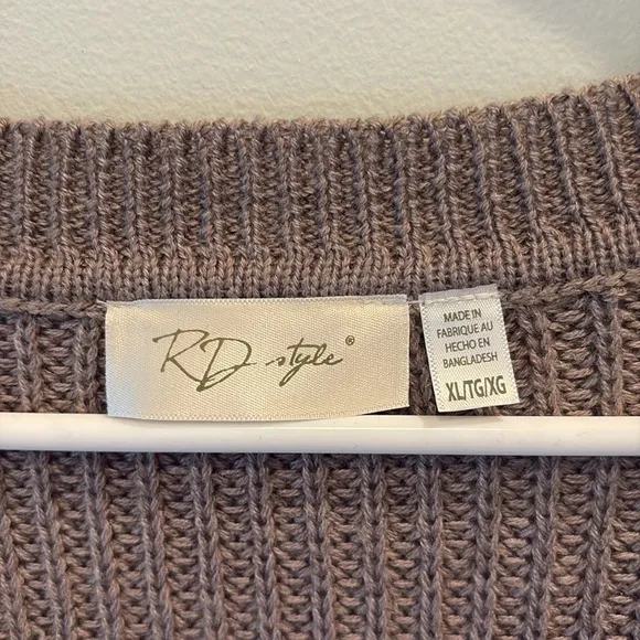 RD Style - Josslyn V Neck Sweater (from stitch fix).  Size XL