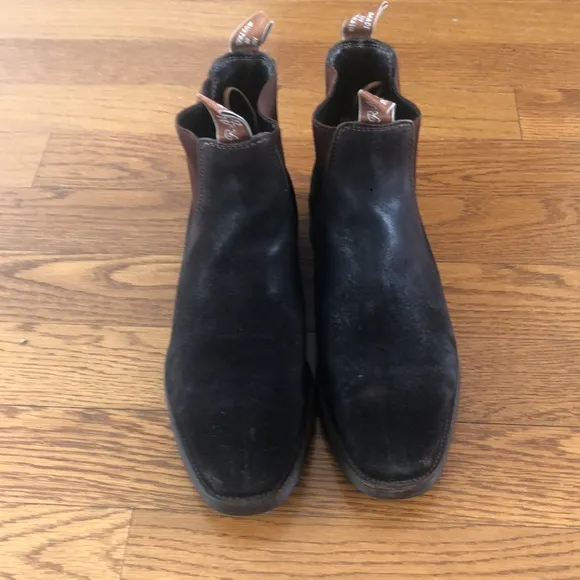 R.M. Williams Elegant Brown Chelsea Boots with Suede Fit