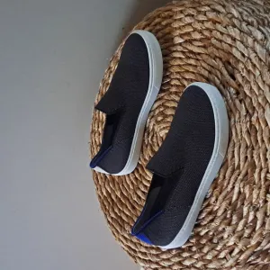 Rothy’s Youth Unisex Slip On Sneaker Loafers Dark Grey Knit Upper/White Soles K2