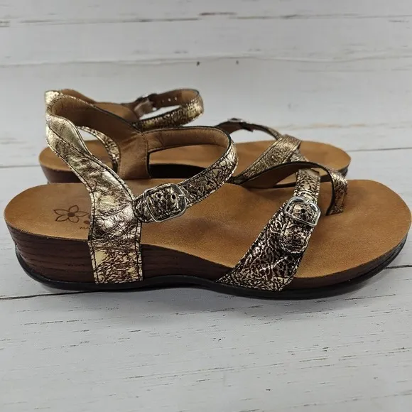 SAS Pampa Sandals 9 W Brown Gold Strappy Leather Ankle Strap Toe Loop Buckle