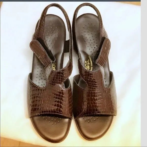 SAS BROWN LEATHER CROC SANDALS.  NEW