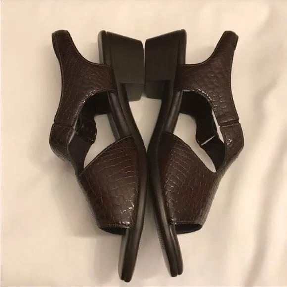 SAS BROWN LEATHER CROC SANDALS.  NEW