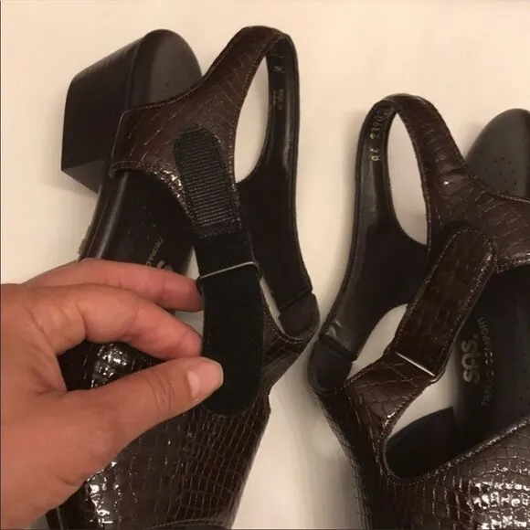 SAS BROWN LEATHER CROC SANDALS.  NEW