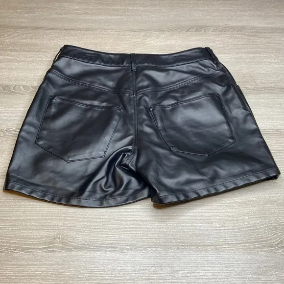 Sassy Black Shorts Steal! 😎
