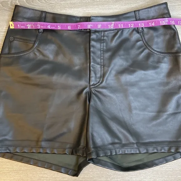 Sassy Black Shorts Steal! 😎