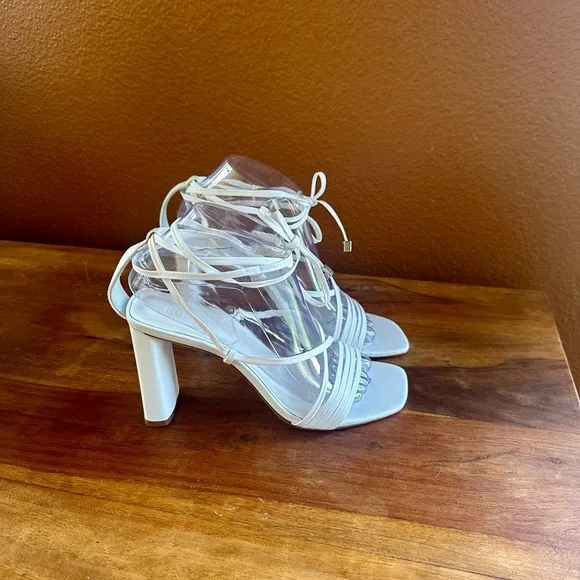Schutz “Glenna” White Strappy Sandals Size 8 EUC!