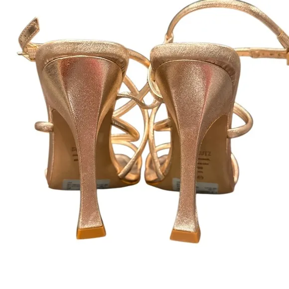 Schutz Lovi Strappy Sandal in Ouro (gold)