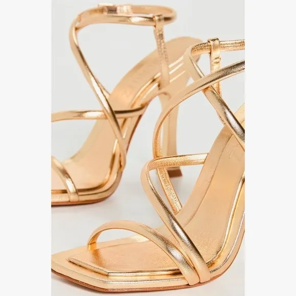 Schutz Lovi Strappy Sandal in Ouro (gold)