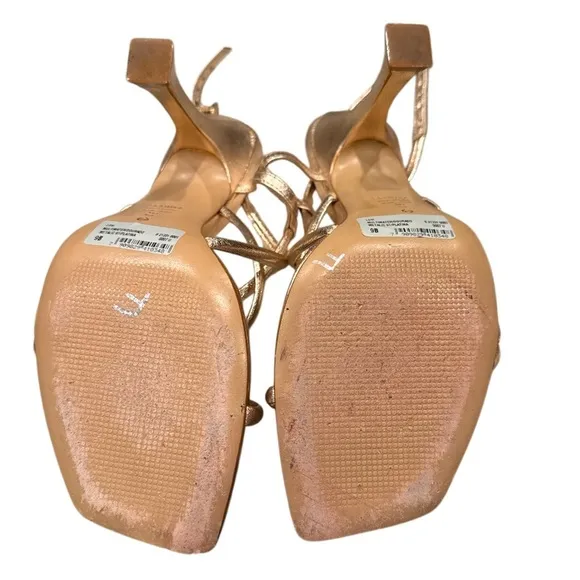 Schutz Lovi Strappy Sandal in Ouro (gold)