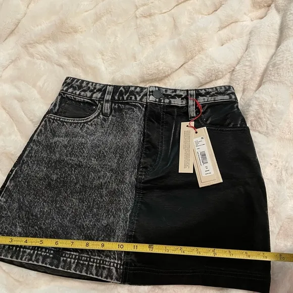 Size 26 NWT Alice and Olivia Austin jeans skirt denim vegan leather black mini