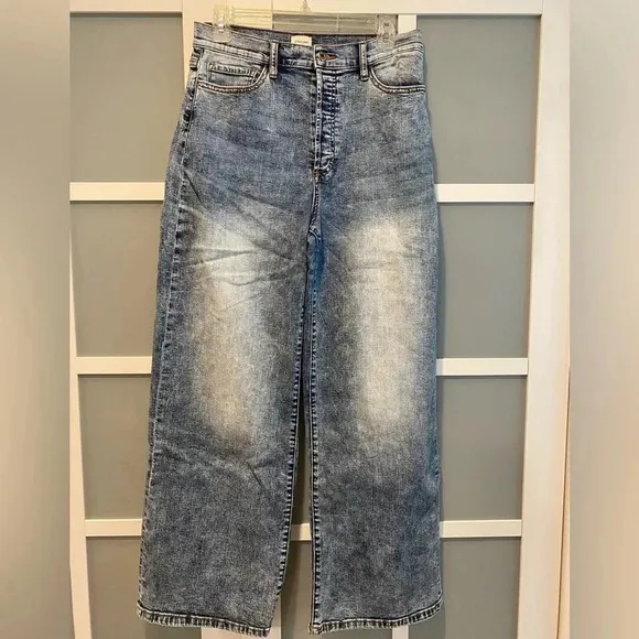 Sneak Peek Acid Wash Wide Leg High Rise Jeans. Like New. Women’s Size: 11 W30.