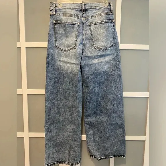 Sneak Peek Acid Wash Wide Leg High Rise Jeans. Like New. Women’s Size: 11 W30.