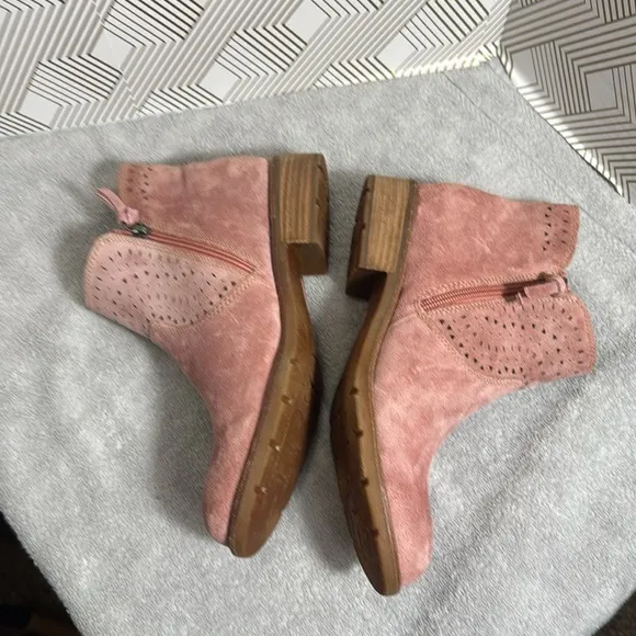 Sofft Women's Pink Suede Ankle Boots size 10 M  Sofft Barina boot in desert rose